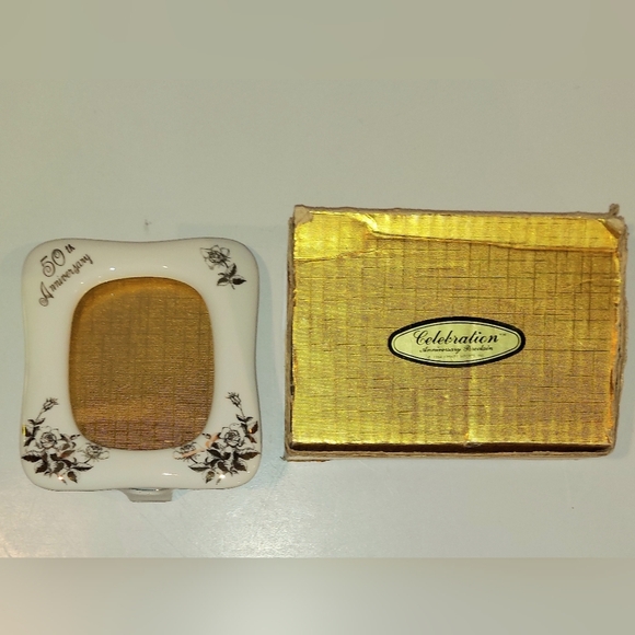 NIB 50TH WEDDING ANNIVERSARY ROYAL CROWN PORCELAIN GOLD LEAF PICTURE FRAME - Picture 1 of 6